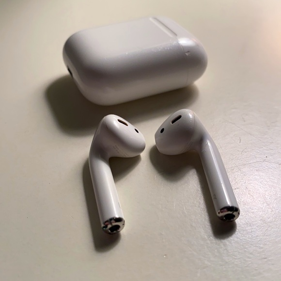 Apple AirPods (1st Generation) + Charging Case